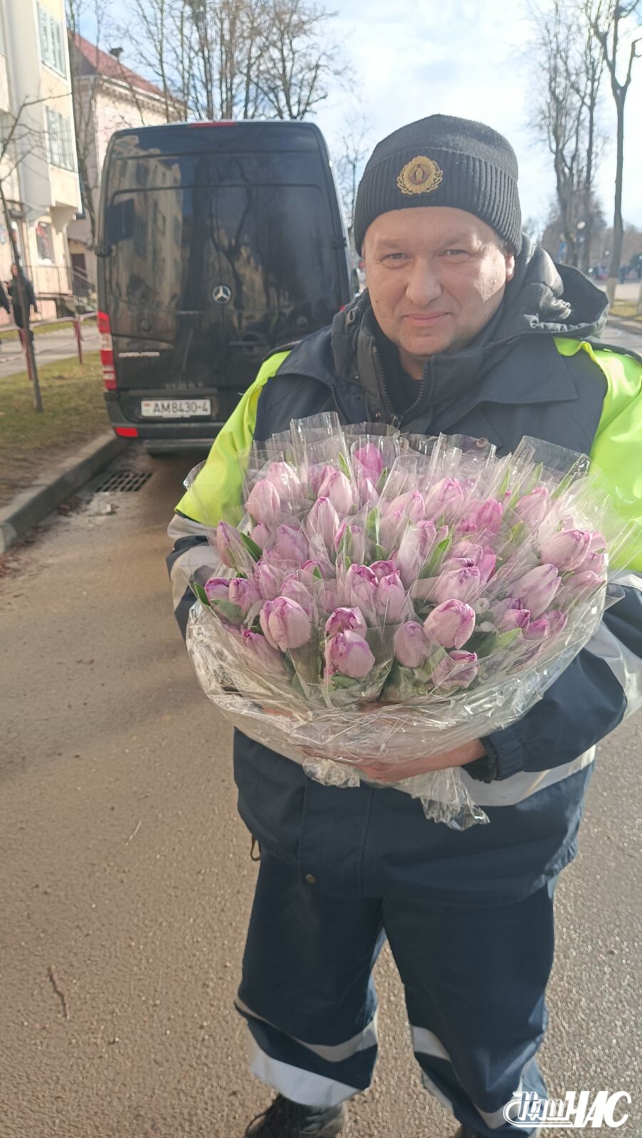 ФОТОФАКТ. Сотрудники ГАИ поздравили волковычанок с Днём женщин - Новости  Волковыска и района, газета 