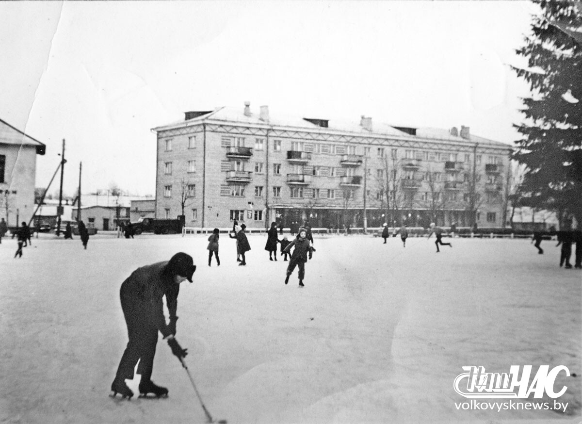 В-1970-е-годы-на-площади-Ленина-заливали-каток.-Дети-и-взрослые-с-удовольствием-катались-на-коньках-и-даже-играли-в-хоккей