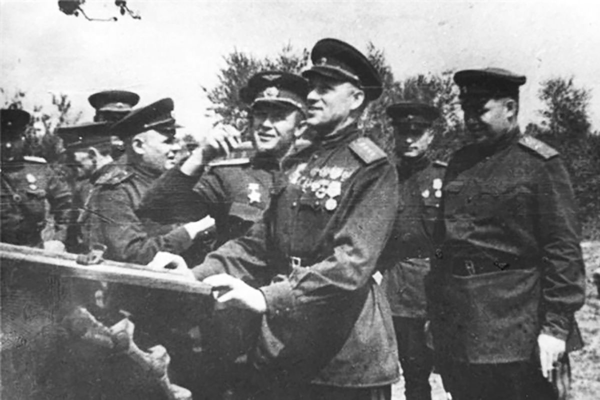 Командование-Центрального-фронта-во-главе-с-К.-К.-Рокоссовским-осматривает-подбитую-немецкую-технику.-Июль-1943-года